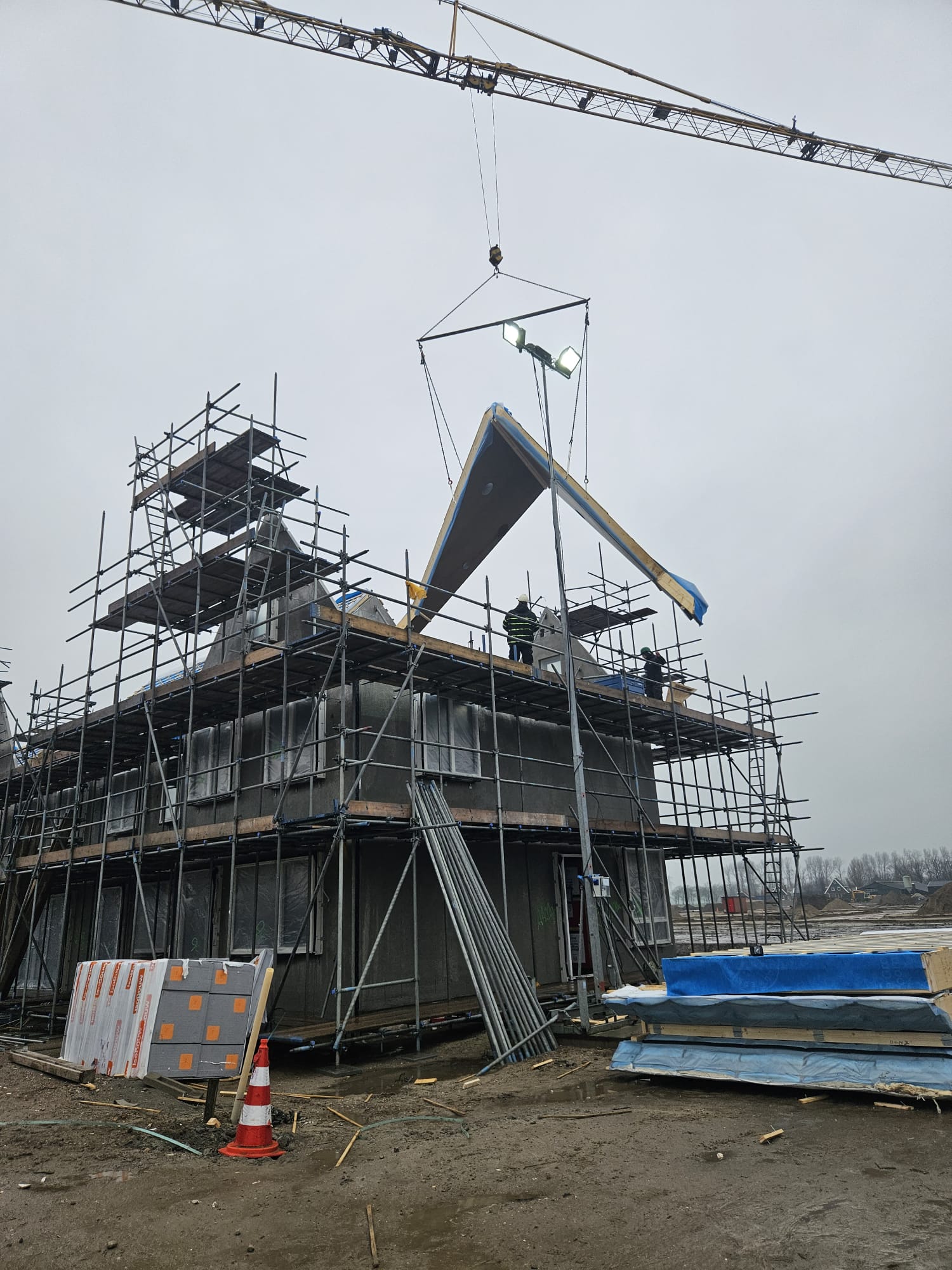 Vakmensen van RT Bouw aan het werk op een moderne bouwlocatie
